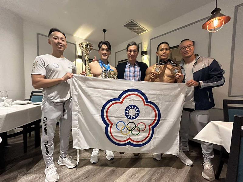 左起健美協會副秘書長羅仕傑、林灝宇、駐西班牙張副代表自信、鍾晁誠、健美協會秘書長陳緯哲