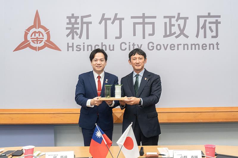 圖2.邱代理市長與小野市長相互致贈禮品。