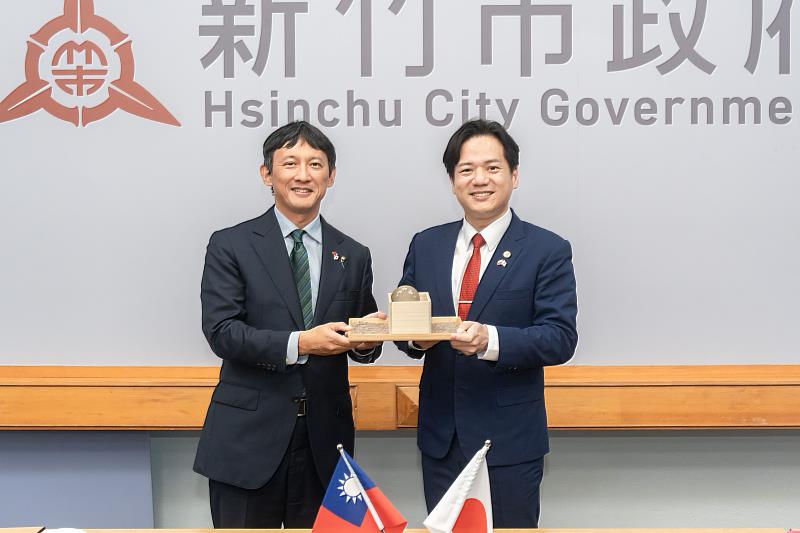 圖3.邱代理市長與小野市長相互致贈禮品。