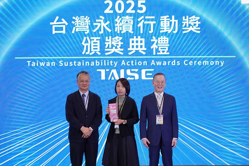 元智大學黃琬雯老師(中)代表學校出席「2025台灣永續行動獎」頒獎典禮。