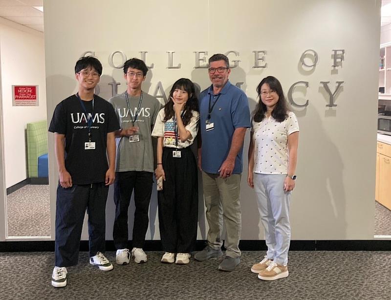 高醫大藥學系師生與 UAMS 師長合影