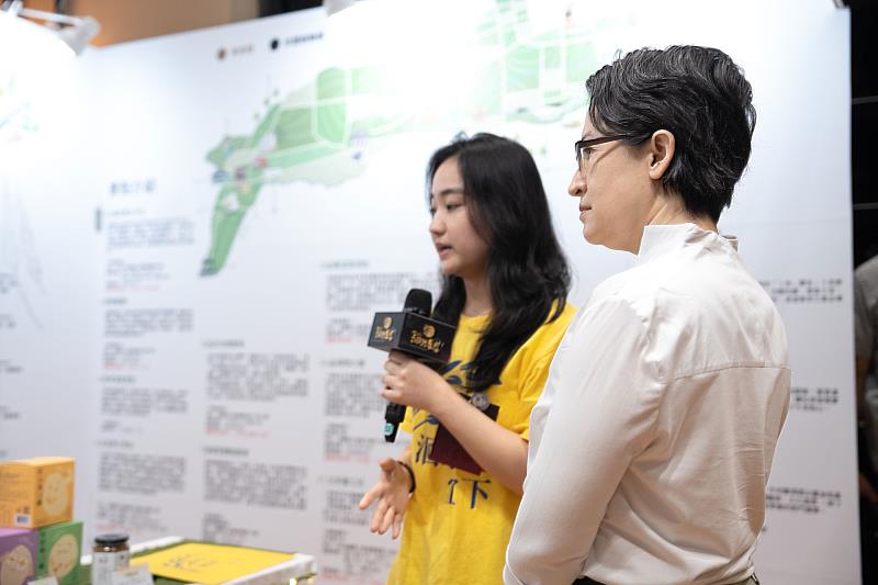 「洄家宜下」團隊為副總統蕭美琴簡報數位行銷與觀光推廣方案。(農業部提供)