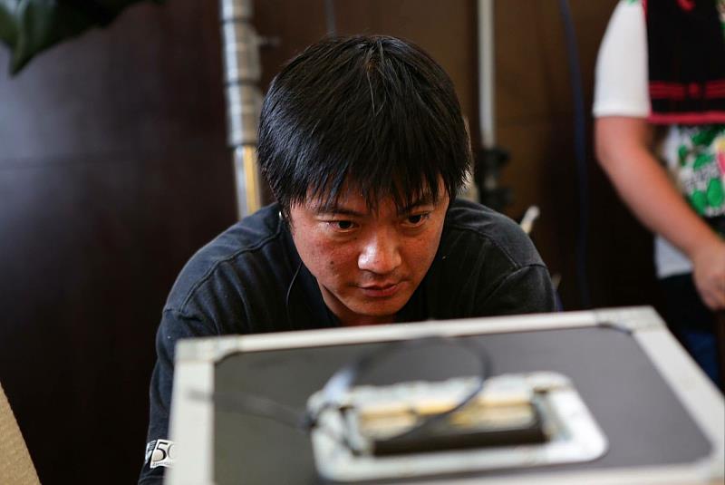 世新廣電系副教授級專業技術人員莊勝欽返母校傳授其豐富的影視燈光設計經驗。（世新大學提供）