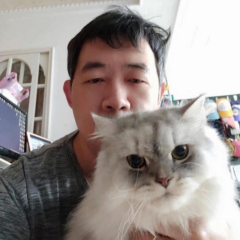 得勝者文教數學科老師解創智是愛貓人士，家裡養了一隻名為「DiDi」的金吉拉貓。