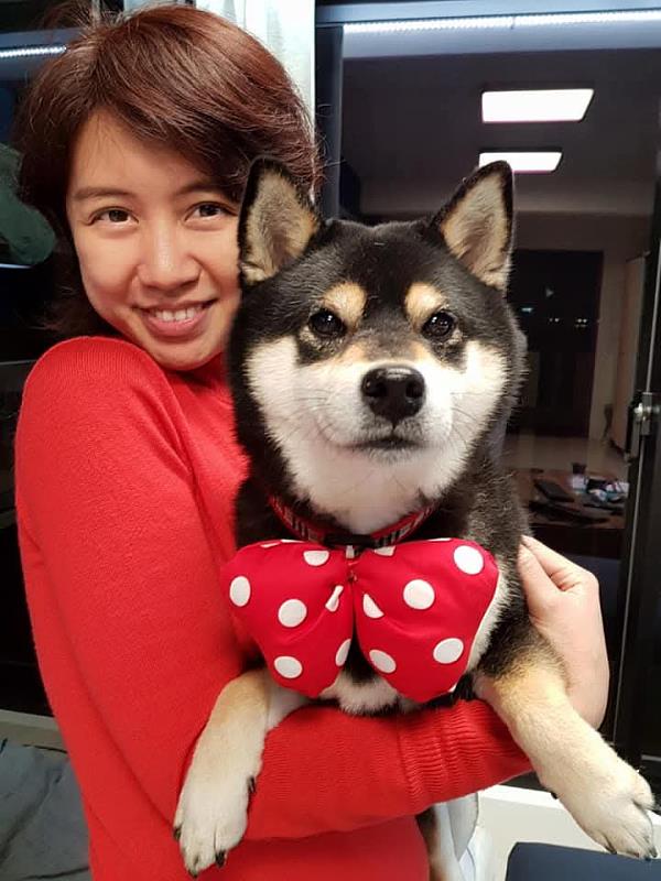 得勝者文教國文科老師方韻慈養了一隻名為「霏霏」的柴犬。