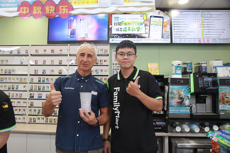 ▲全家新和店林桐正店長(右)指導愛心大使谷月涵(左),體驗沖製泰式椰奶拿鐵。