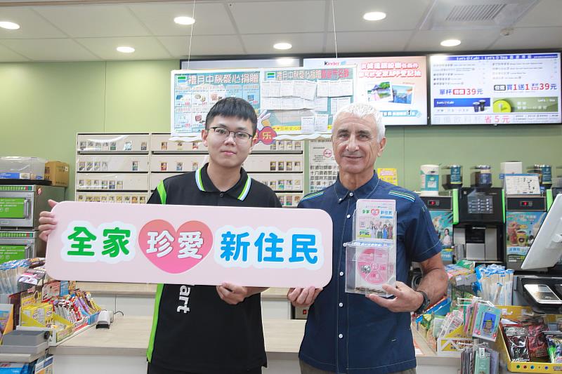 ▲愛心大使谷月涵（右）與林桐正店長（左）呼籲社會大眾支持零錢捐行動