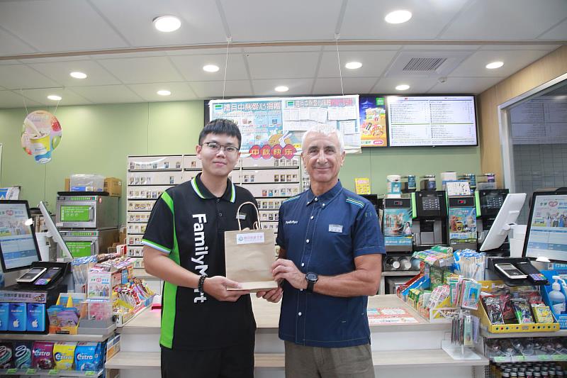 ▲愛心大使谷月涵(右)致贈小禮物給林桐正店長(左)