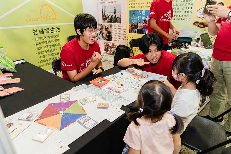 「相約檨仔腳，躍向永續六龜」長榮大學應哲系學生向民眾及孩子說明桌遊活動規則