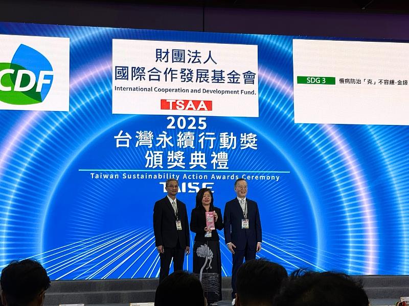 國合會「SDG 3 慢病防治『克』不容緩」專案榮獲亞太永續行動獎金級肯定，由人道援助處王宏慈處長代表領獎。