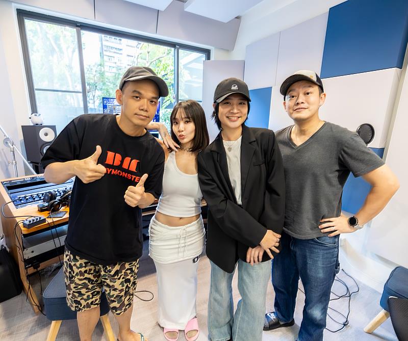 「2025全球客家流行音樂大賽」形象歌曲錄音( 左起-製作人Tower、Kimberley陳芳語、金曲客語才女黃宇寒、錄音混音工程師Victor劉偉德。