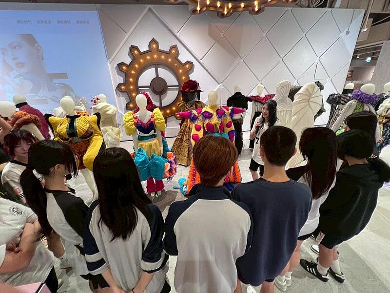 展覽特別邀請高中團體參與，開展（9/15）當天，開南中學師生正聆聽設計學生講解作品理念