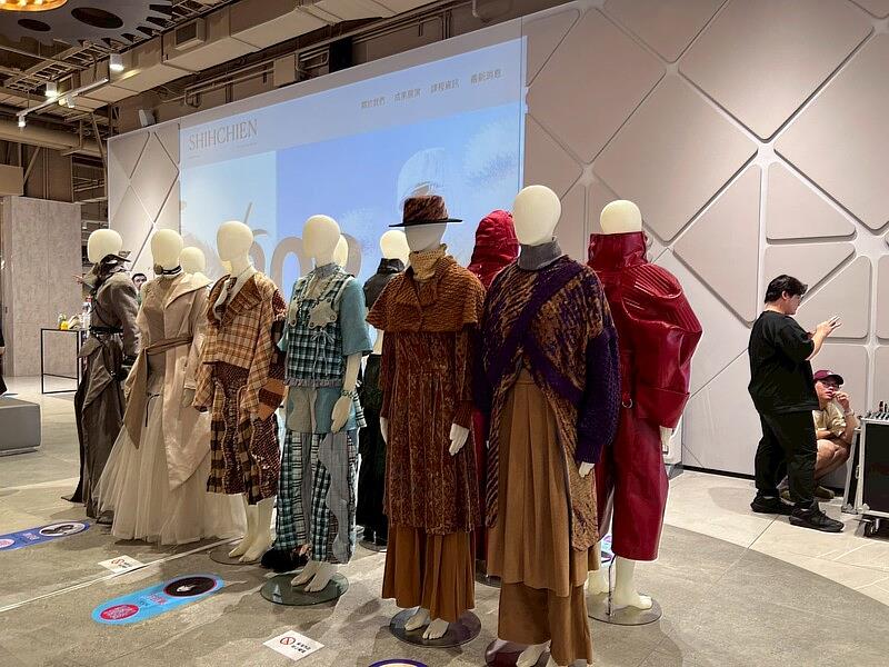 實踐大學服裝設計學系學生的作品，即日起在裕隆城五樓快閃展出(3)