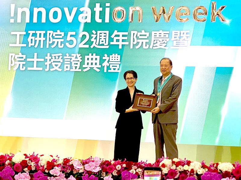 蔡長海董事長接受副總統蕭美琴頒授獎章證書。