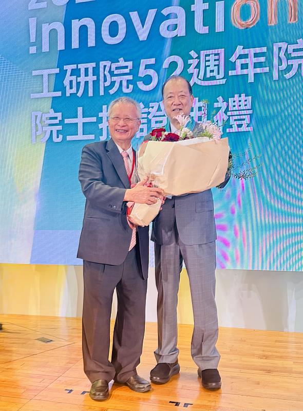蔡長海董事長接受本校董事林昭庚院士獻花致賀。