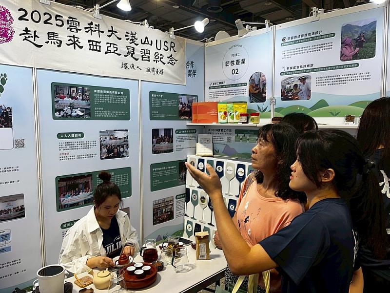雲科大計畫團隊向民眾解說茶產業