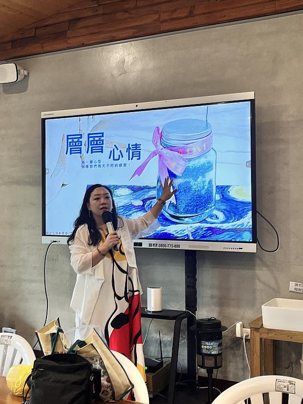 何若齊老師引導學員透過顏色表達當下的心境