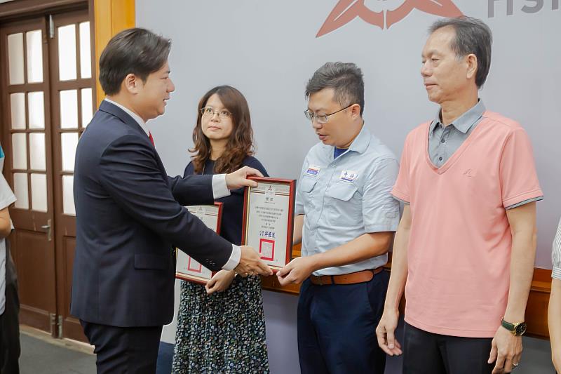 代理市長邱臣遠親自頒獎給獲獎單位