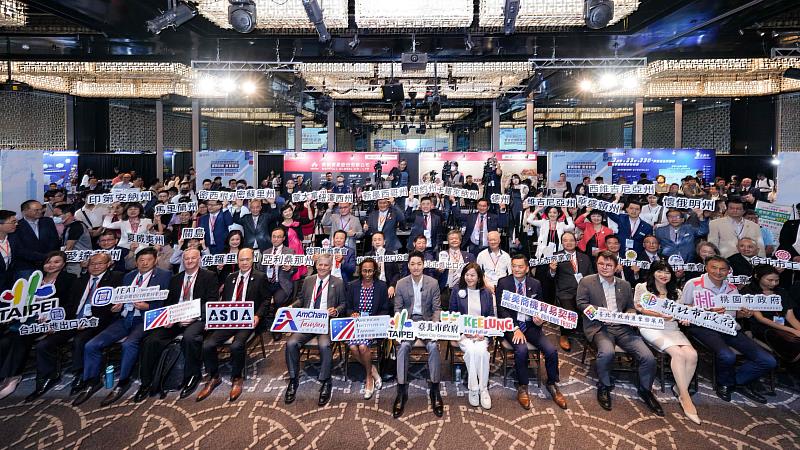 「2025台美城市產業商機媒合會」開幕式現場與會貴賓與美國19州代表大合影