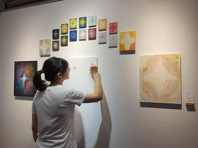 《星星墜落之後—Yousi宥希個展》鹽水月之美術館展出，參與之觀眾可畫上屬於自己的星星的模樣。
