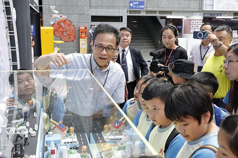 學生操作本次捐贈之氫能互動展品,觀察氫氣如何儲存與應用於工業,讓抽象知識轉化具體易懂。