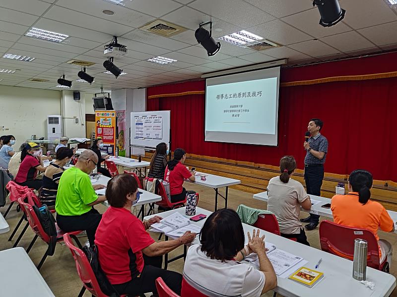 陳政智副教授幽默風趣的指導「領導志工的原則即技巧」