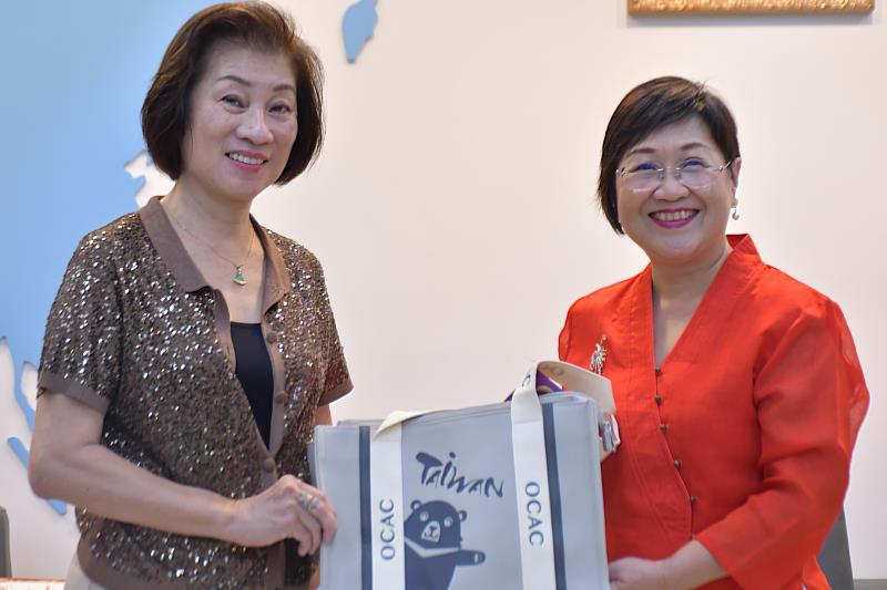 徐佳青致贈僑委會紀念品予中南美洲臺灣商會聯合總會總會長林幸昭