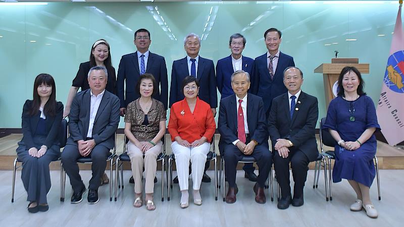 徐佳青與中南美洲臺灣商會聯合總會回國訪問團合影