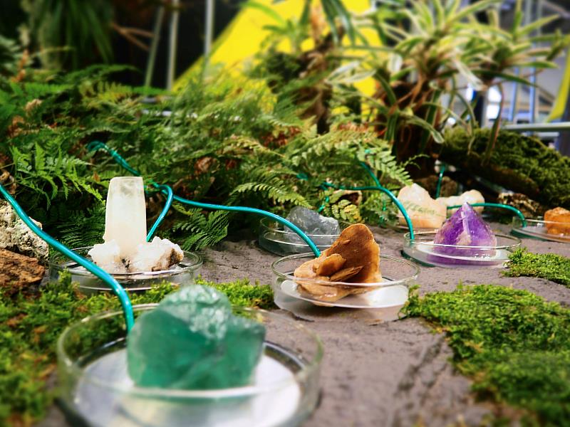 9/23中午12:00富邦美術館LINE@限時發送通知,搶票成功即可免費兌換限量觸摸水晶名額。