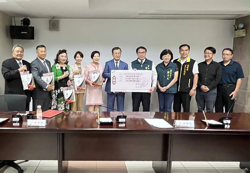 李姸慧(左四)見證世總捐贈臺南市政府0706丹娜絲颱風善款儀式