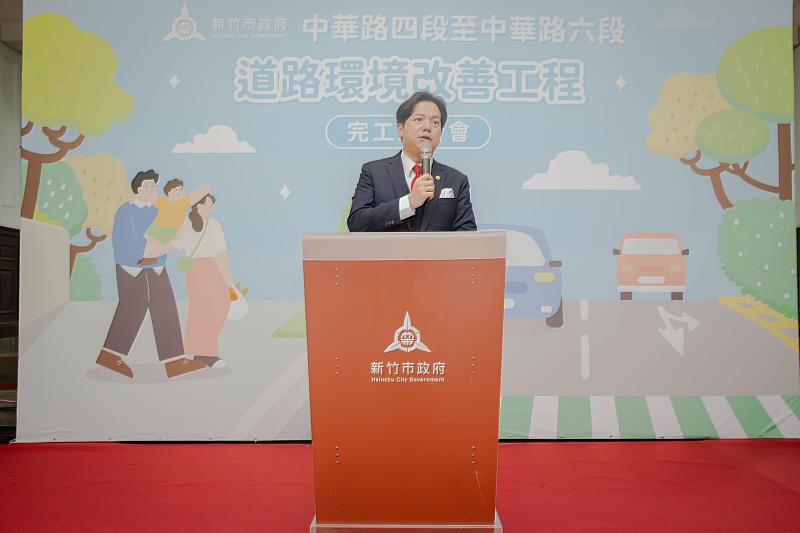 代理市長邱臣遠致詞