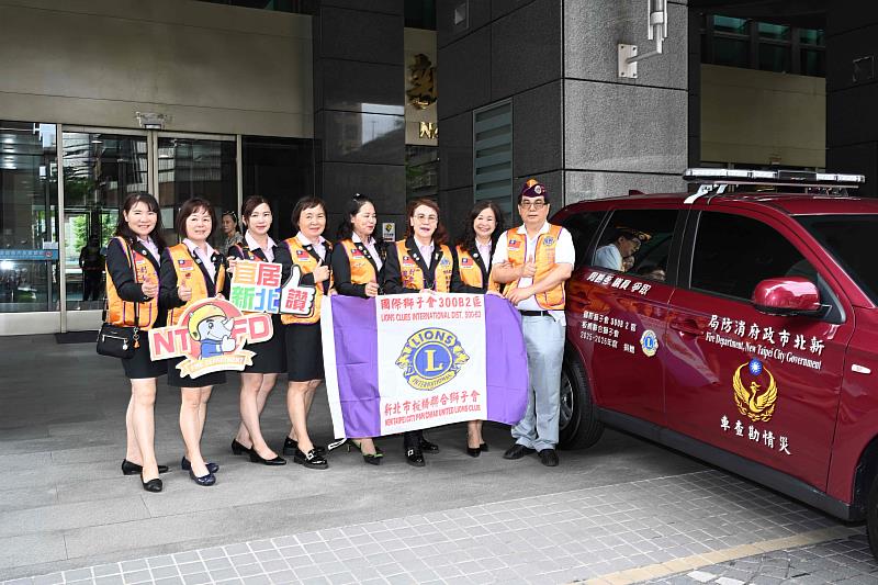 周勝考議員媒合國際獅子會300B 2區及板橋獅子會、板橋聯合獅子會捐贈消防局災情勘查車3輛。