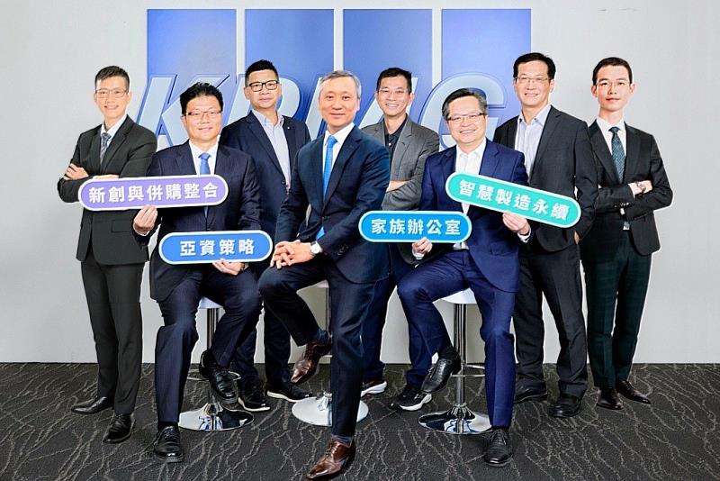 KPMG安侯建業今(16)日宣布成立在地專屬的「大南方資產創新辦公室」,由KPMG安侯建業主席陳俊光(前排中)、執行長施威銘(前排右)率隊成立大南方資產創新辦公室團隊,團隊成員包括:執行副總陳世雄(前排左)、執業會計師高鈺倫(後排左起)、執業會計師洪銘鴻、執業會計師吳能吉、執行副總陳其愷及執業會計師陳永祥等多名在地專業合夥人。