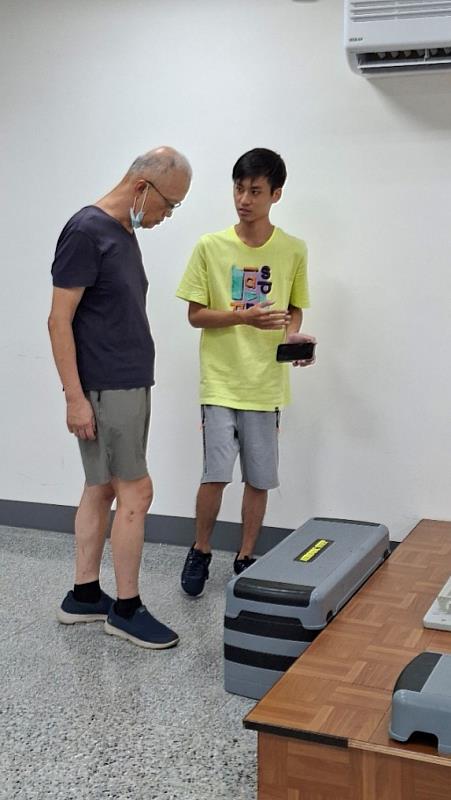 蔣昭佑T-SoX 飈動助理教練(黃色衣服)為民眾講解心肺體適能測試項目—登階,樹林場。