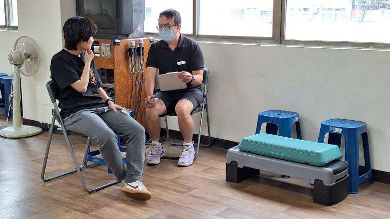 楊士賢T-SoX 飈動教練(黑色衣服戴口罩者)為民眾講解心肺體適能測試項目—登階,土城場