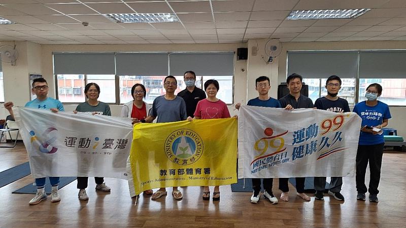 T-SoX 飈動體適能檢測活動之教練與民眾合影，土城場