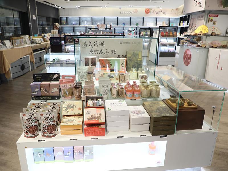 嘉義縣政府攜手故宮博物院 推出聯名中秋禮盒