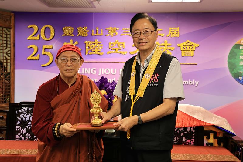 張善政市長和靈鷲山開山住持心道法師見面，感恩獲贈八吉祥聖物和感謝狀，護佑桃園平安。（圖/靈鷲山佛教教團提供）
