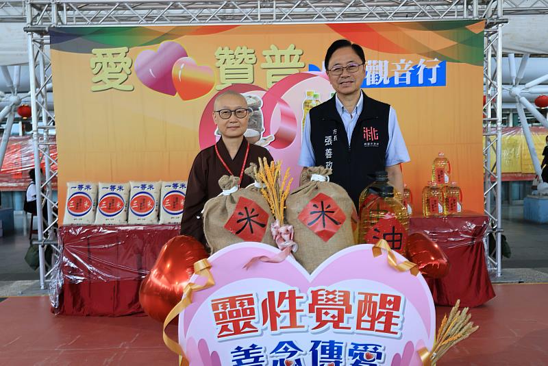 靈鷲山當家常存法師和張善政市長啟愛心贊普捐贈，展現宗教與政府攜手共善典範！（圖/靈鷲山佛教教團提供）