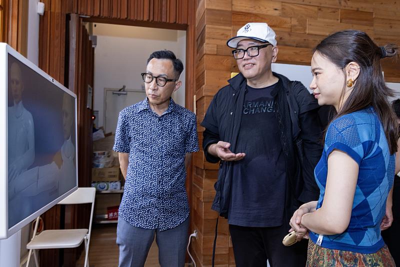 MIT藝術家杜宜蓁(右1)分享作品以批判數位科技中性別建構,重新想像數位身體,並審視科技、性別與韌性之間的交織關係。