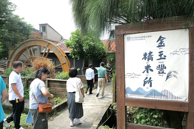 圖1 古主委訪視新竹縣歷史建築「芎林金玉豐精米所」