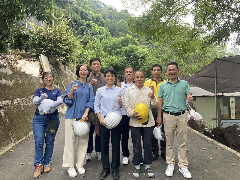 圖4 古主委一行人於鍾屋旁合影留念