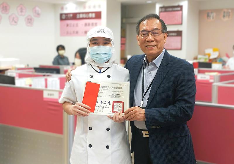 一之軒新店廠資深越南籍移工阮文大因表現傑出，轉任為中階技術人力，並榮獲勞工局模範勞工表揚。