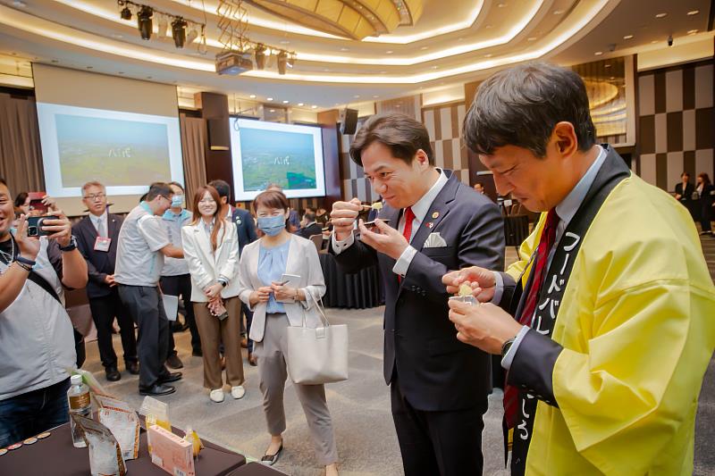 邱代理市長與小野市長品嘗推介八代市特色美食