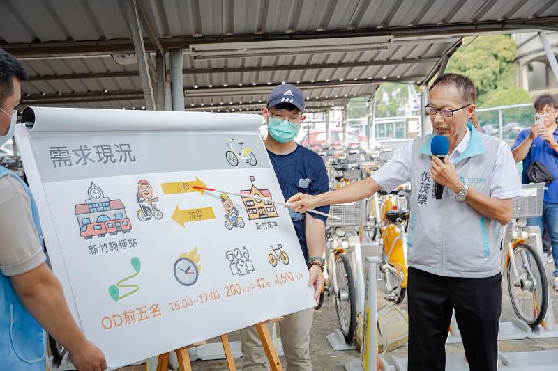 交通處長倪茂榮簡報說明。
