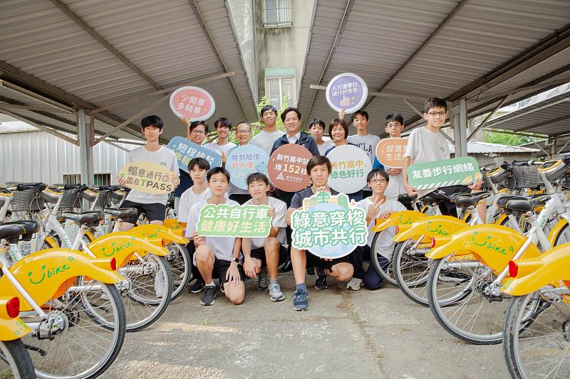 新竹高中YouBike增設152柱，代理市長邱臣遠視察與學生們合影。