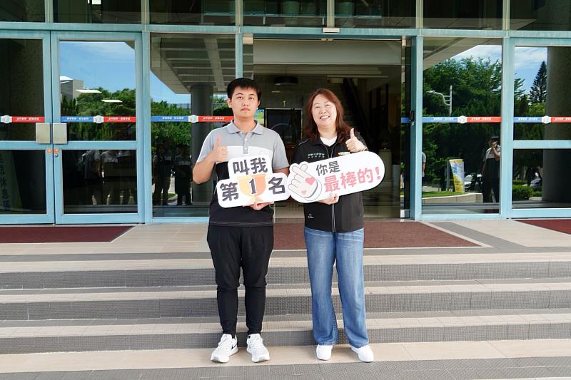 中彰投分署劉秀貞分署長與CNC車床職類國手吳德龍合影,為他加油打氣