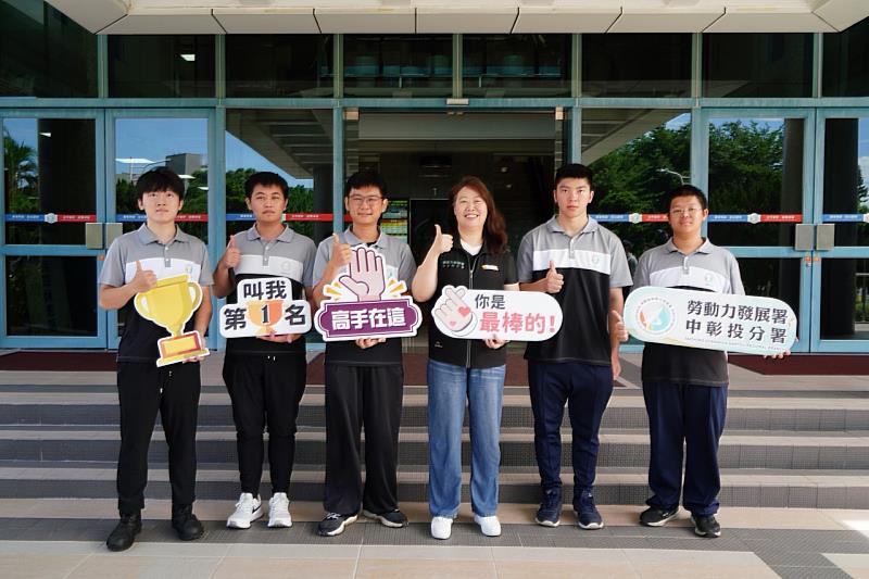 中彰投分署劉秀貞分署長與訓練師及車床職類選手合影