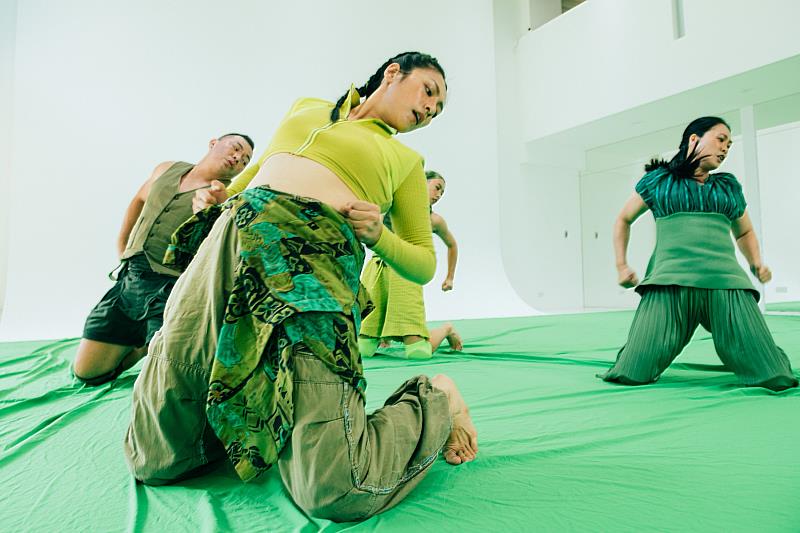 陳彥斌將帶領何晏妤、羅媛、林源祥、撒韵．武荖等4名舞者，在里昂舞蹈雙年展演出全新創作《拉什麼龐克II：檳榔綠La XXX Punk II Betel Nut Green》。（陳藝堂攝影，陳彥斌提供）