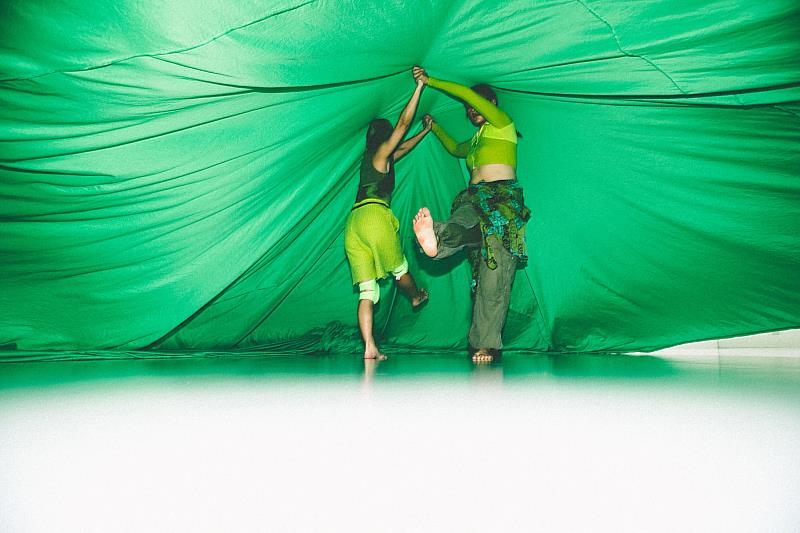 《拉什麼龐克II:檳榔綠La XXX Punk II Betel Nut Green》排練照。(陳藝堂攝影,陳彥斌提供)